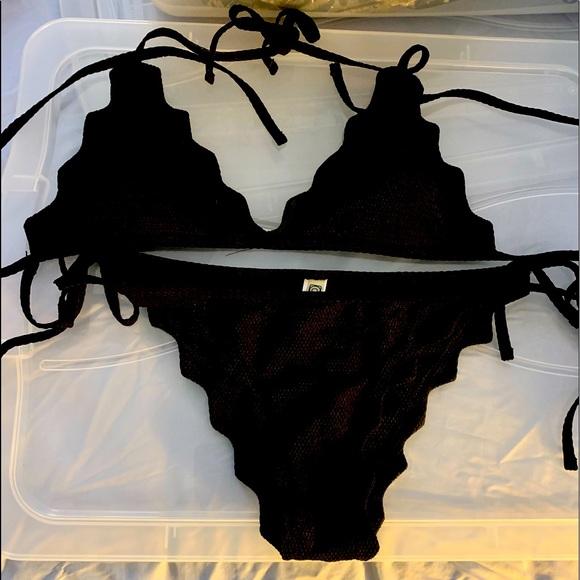 *NWOT* Black Wavy String Bikini - Picture 1 of 2